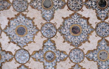 Amber Fort Jaipur, Rajasthan, Hindistan içinde ayna sarayda yansıtılmış tavan detayı.