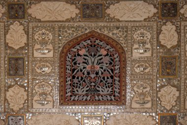 Amber Fort Jaipur, Rajasthan, Hindistan içinde ayna sarayda yansıtılmış tavan detayı.
