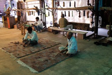 İşçilerin bir el halı Jaipur bölgesinde kooperatif yapımı halılar Jaipur, Rajasthan, Hindistan üzerinde 16 Şubat 2016 yılında bitirmek.