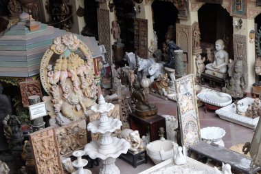 Satış Hint antikalar ve dükkanlar bir bolluk arasında reprodüksiyon Jaipur, Rajasthan, Hindistan turistler için alışveriş.