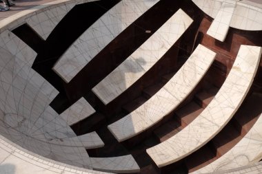 Jai Prakash Yantra rakımda, azimuths, saat açıları ve Açılımları Jantar Mantar içinde ölçen bir güneş saati detayını. Jaipur, Rajasthan, Hindistan.