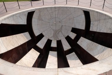 Jai Prakash Yantra rakımda, azimuths, saat açıları ve Açılımları Jantar Mantar içinde ölçen bir güneş saati detayını. Jaipur, Rajasthan, Hindistan.