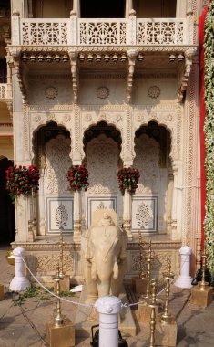 Fili heykele City Palace, Jaipur, Rajasthan, Hindistan karmaşık bir saray. Koltuk Maharaja Jaipur, Kachwaha Rajput klan başkanı oldu.