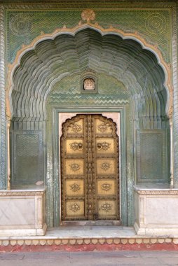 Chandra Mahal, Jaipur, Rajasthan, Hindistan Jaipur şehir sarayda süslü kapıda.