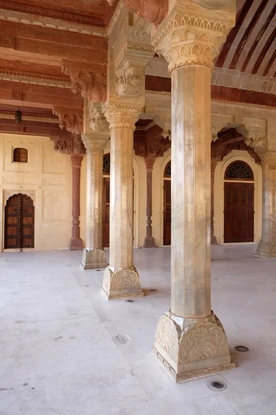 印度拉贾斯坦邦斋浦尔琥珀堡 Sattais Katcheri 白色大理石大厅 — 图库照片
