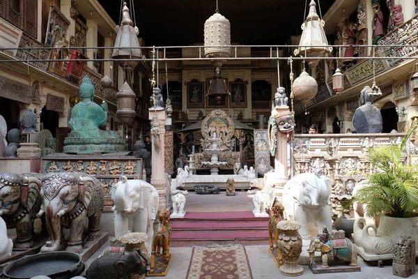 Satış Hint antikalar ve dükkanlar bir bolluk arasında reprodüksiyon Jaipur, Rajasthan, Hindistan turistler için alışveriş.