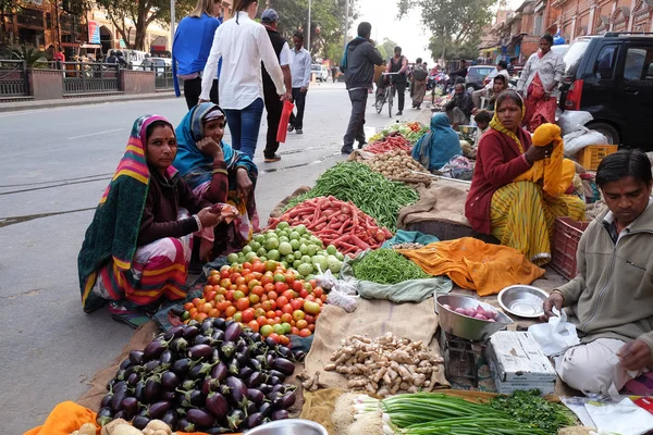 Indiska Kvinnor Färgglada Saris Att Köpa Frukt Och Grönsaker Vid — Stockfoto