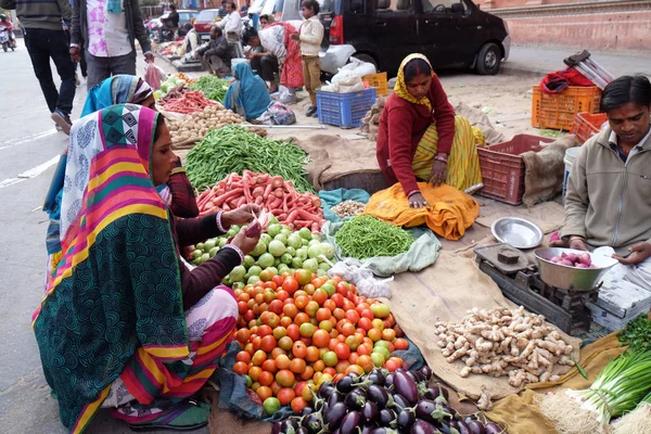 Donne Indiane Sari Dai Colori Vivaci Che Acquistano Frutta Verdura — Foto Stock