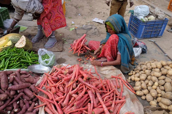 Indiase Vrouwen Felgekleurde Sari Verkoop Van Groenten Fruit Langs Kant — Stockfoto