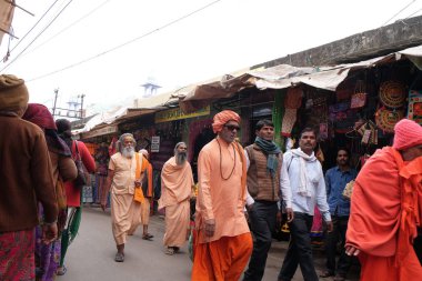 18 Şubat 2016 üzerinde yürüyen Çarşısı ve toplamak sadaka Pushkar, Hindistan, Hint sadhu kutsal adam.