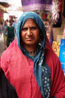 Hint ve kadın ile renkli peçe ve, sari Pushkar Rajasthan, Hindistan üzerinde 18 Şubat 2016 Caddesi üzerinde poz bir burun Kuyumculuk.