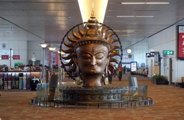 Surya, şaşaalı bir tarafından Satish Gupta, büyük altın heykel Delhi Uluslararası Havaalanı üzerinde 19 Şubat 2016. 