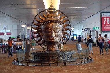 Surya, şaşaalı bir tarafından Satish Gupta, büyük altın heykel Delhi Uluslararası Havaalanı üzerinde 19 Şubat 2016. 