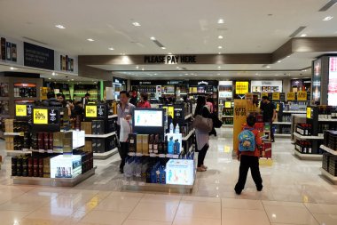 Abu Dabi Havaalanı duty free. Abu Dabi Havalimanı en çok ziyaret edilen havaalanında Orta doğuda 06 Şubat 2016 üzerinde biridir.