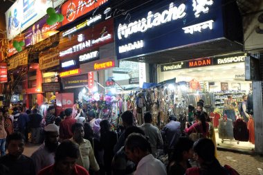 Kolkata, Hindistan yeni Market yakınındaki 07 Şubat 2016 üzerinde alışveriş akşam zaman.