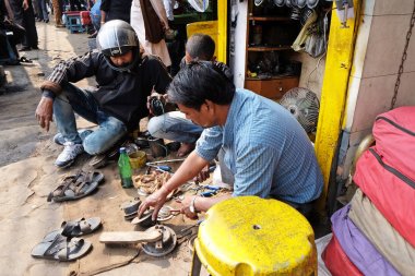 Sokaklar Kalküta, mekanik atölye Malik çarşı, üzerinde 08 Şubat 2016 Kolkata, Hindistan