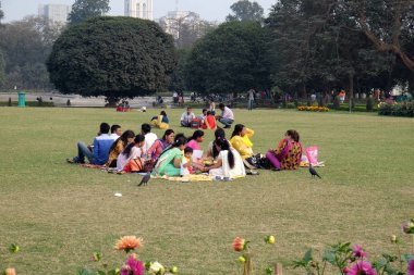 Kolkata, Hindistan üzerinde 08 Şubat 2016 Victoria Memorial Gardens rahatlatıcı insanlar.