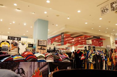 Yeni Pazar alanı, Kalküta, Hindistan üzerinde 08 Şubat 2016 yılında Hintli Giysi Dükkanı.