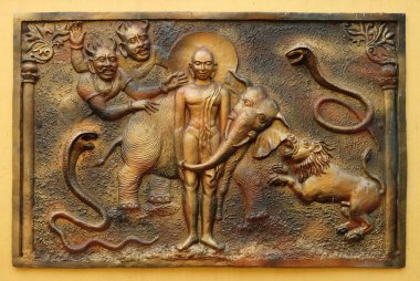 Yaksa Sulapani Bhagavan derin meditasyon, Jain (Parshwanath Tapınağı olarak da bilinir) tapınakta Kalküta, Batı Bengal, Hindistan duvar sokak kabartma absorbe ederken Mahavira taciz etmeye çalışır.