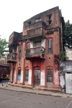 Bir yaşlanma, çürüyen, eski-colonial Kiralık blok Kolkata, Hindistan.