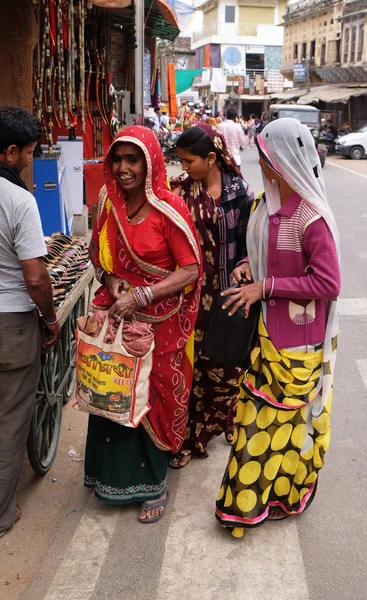 Indiase Vrouwen Met Traditionele Gekleurde Sari Straat Van Pushkar Rajasthan — Stockfoto