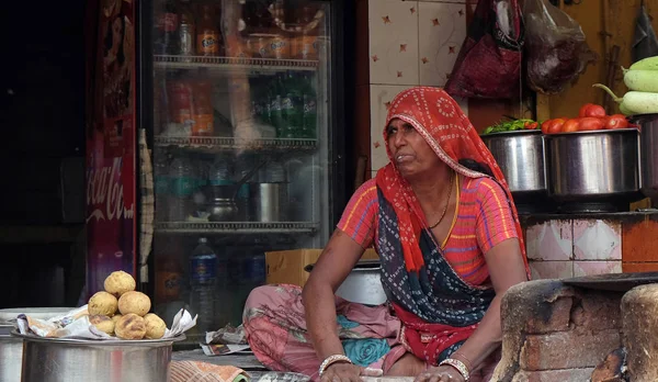 プシュカル 2016 日ラジャスタン州 インドの街でストリート揚げ物を販売インドの女性 — ストック写真