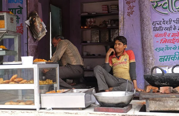 Ein Indischer Ladenbesitzer Verkauft Gebratenes Streetfood Einer Straße Pushkar Rajasthan — Stockfoto