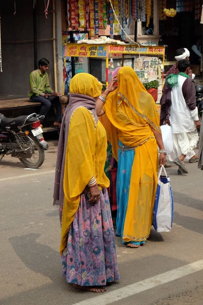 Indické Ženy Tradiční Barevné Sárí Ulici Pushkar Rajasthan Indie Února — Stock fotografie