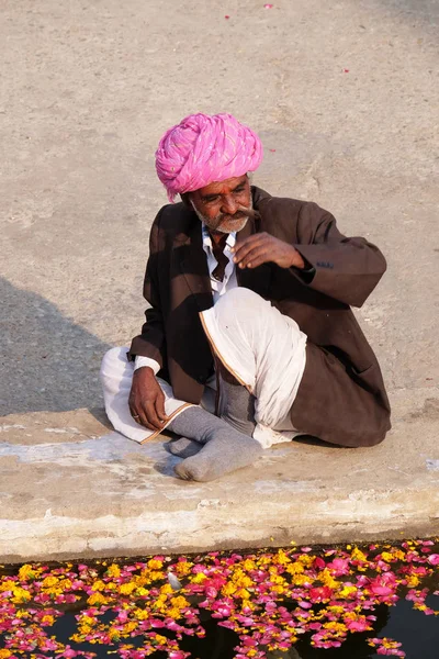 Uomo Indù Offre Preghiere Sul Sacro Lungolago Pushkar Sarovara Luogo — Foto Stock