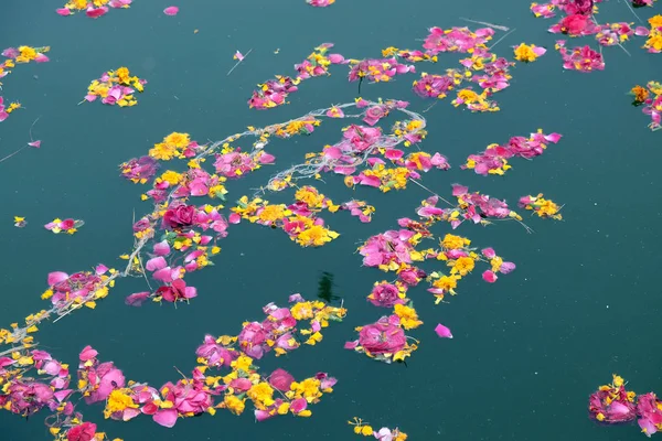 Colourful Floral Offerings Petals Flowers Garlands Floating Pushkar Lake Rajasthan — Stock Photo, Image