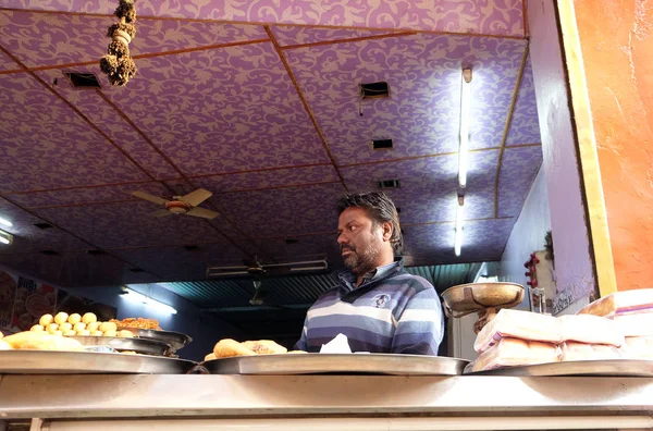 Pemilik Toko India Menjual Makanan Jalanan Goreng Sebuah Jalan Pushkar — Stok Foto