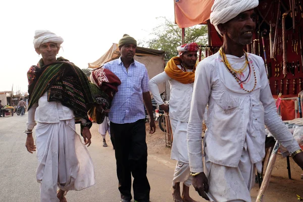 Oidentifierade Rajasthani Män Bär Traditionella Turban Den Heliga Staden Pushkar — Stockfoto