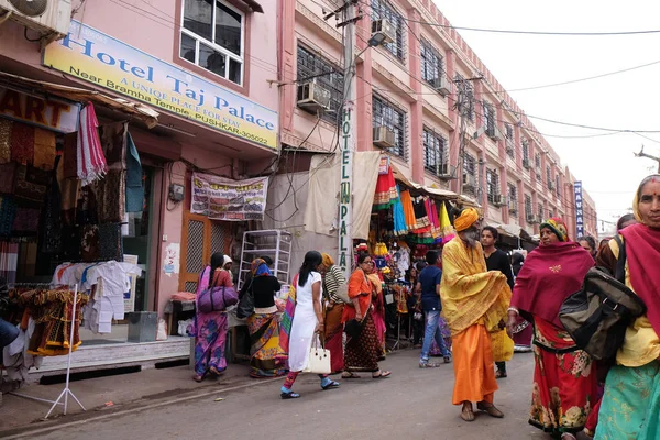 Hombre Santo Sadhu Indio Caminando Bazar Recogiendo Limosnas Pushkar India —  Fotos de Stock