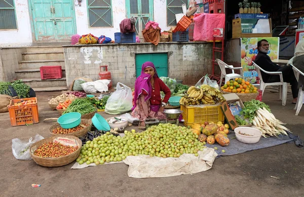 Kvinna Säljer Frukt Och Grönsaker Gatumarknad Pushkar Rajasthan Indien Den — Stockfoto