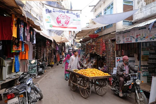 Människor Går Runt Downtown Pushkar Indien Staden Fem Heliga Dhams — Stockfoto