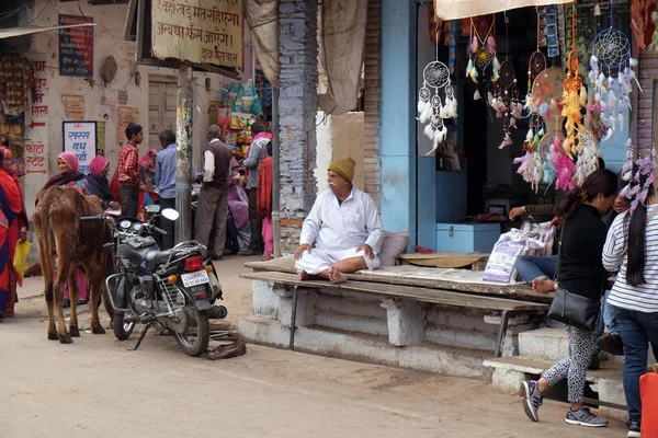 Der Besitzer Sitzt Februar 2016 Vor Seinem Lebensmittelgeschäft Pushkar Rajasthan — Stockfoto