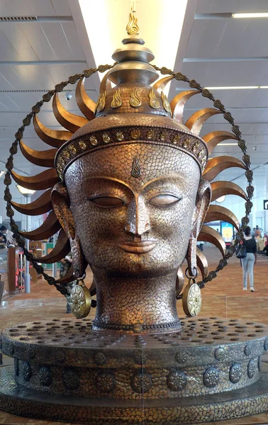 Surya Resplendent One Satish Gupta Big Golden Statue International Airport — Stock Photo, Image