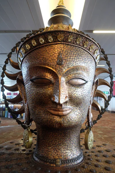 Surya Resplendent One Satish Gupta Big Golden Statue International Airport — Stock Photo, Image