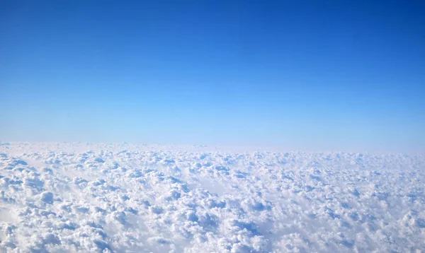 Skyline Blick Über Den Wolken Aus Dem Flugzeug — Stockfoto