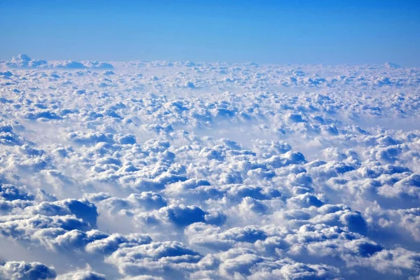 Skyline Näkymä Pilvien Yläpuolella Lentokoneesta — kuvapankkivalokuva