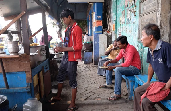 Уличный Торговец Продает Фастфуд Голодающих Оживленной Улице Индийском Городе Колумба — стоковое фото