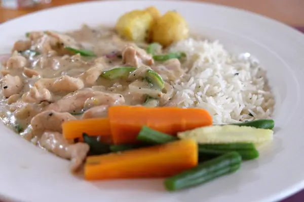 Chicken Stroganoff White Rice Vegetables Restaurant Kolkata West Bengal India — Stock Photo, Image