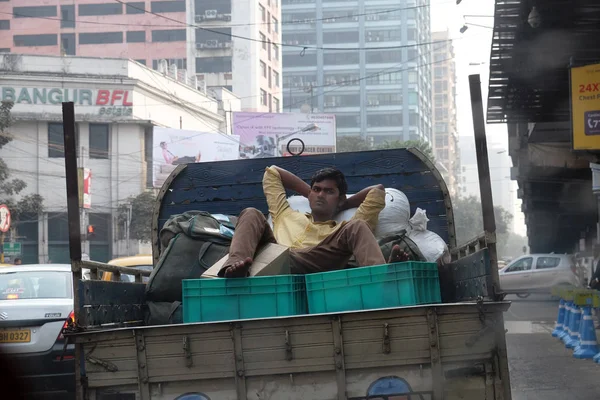 Hombre Viajando Camión Kolkata India Febrero 2016 —  Fotos de Stock