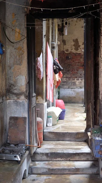 通过开放的大门在印度加尔各答的老印度房子入口 — 图库照片