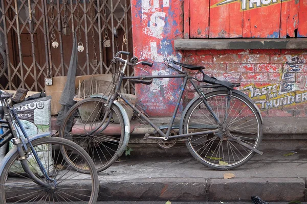 Kolkata, Hindistan Jain Tapınağı yakınındaki bir alleyway içinde bisiklet park.