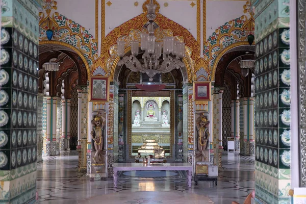 ジャイナ教の寺院 Parshwanath 寺とも呼ばれる はジャイナ教寺院 Badridas 寺院の通りでコルカタ 西ベンガル州 インドの主要な観光名所 — ストック写真