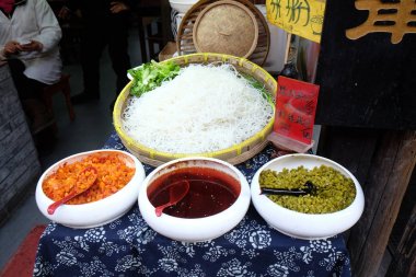 Çin egzotik yiyecek su köy Xitang, Zhejiang Eyaleti, Çin'de sokak gıda pazarında.