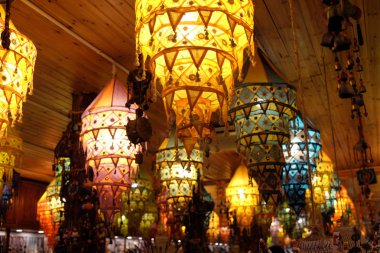 Zhejiang Eyaleti, Çin kasabasında Xitang kanal boyunca sokaklarda geleneksel Çince fenerler.