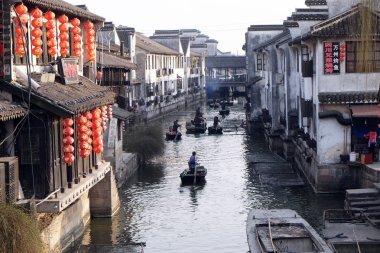 Su kanallarının Zhejiang Eyaleti, Çin, 20 Şubat 2016'Xitang şehrin turistik gemilerde.