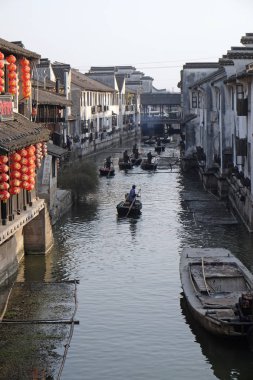 Su kanallarının Zhejiang Eyaleti, Çin, 20 Şubat 2016'Xitang şehrin turistik gemilerde.